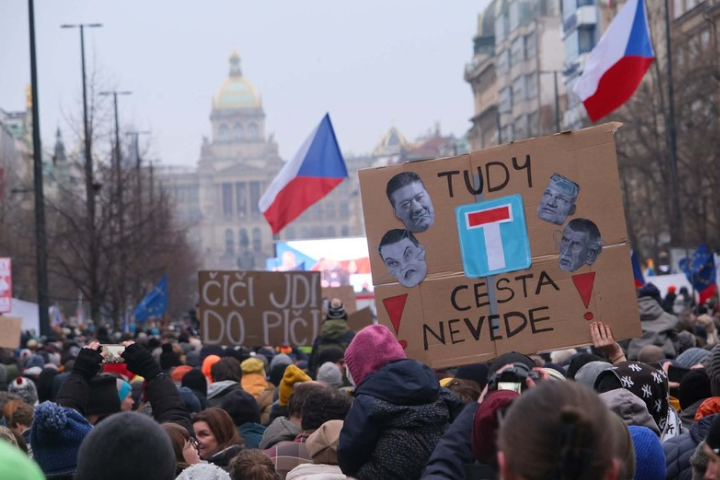 捷克政壇裂痕擴大　總統拒任命疑歐派部長　數萬人上街力挺