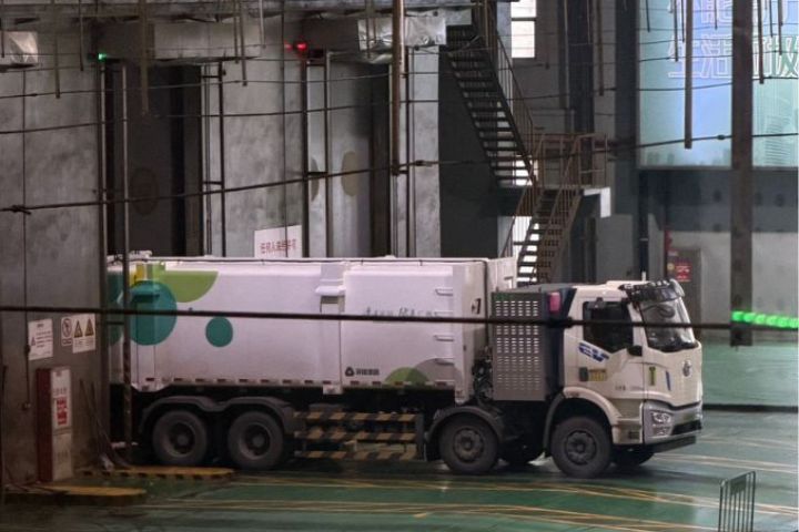 園區內的垃圾經焚燒後，電能回輸城市；爐渣則再製成環保磚，用於道路鋪設。圖/記者陳素貞攝