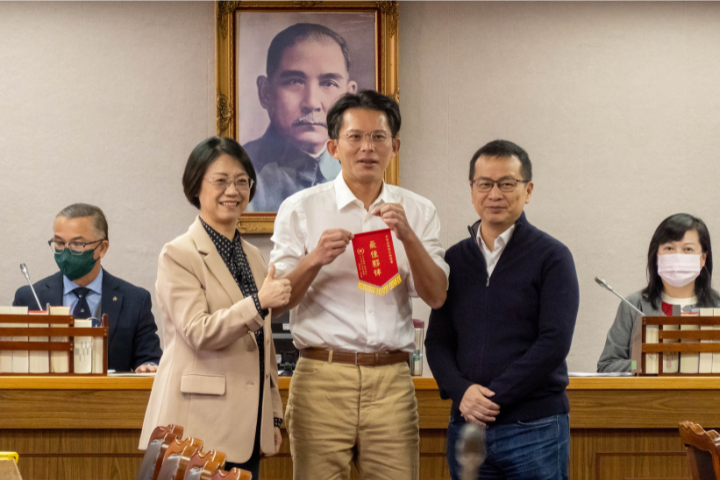 黃國昌將卸任立委！翁曉玲贈小禮物讚「司委會楷模」　綠委拒同框