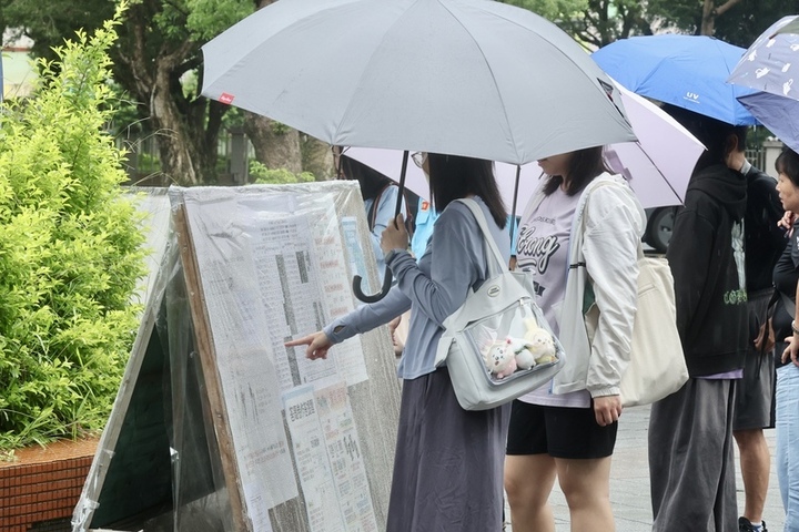 高壓逐漸增強水氣減少降雨趨緩　日本南方海面低壓恐成颱「百合」