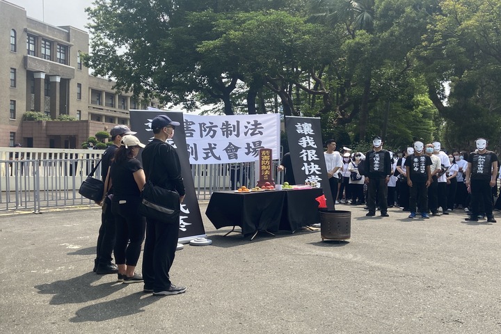 【有片】抗議執法不彰　民團行政院門前辦《菸害防制法》告別式