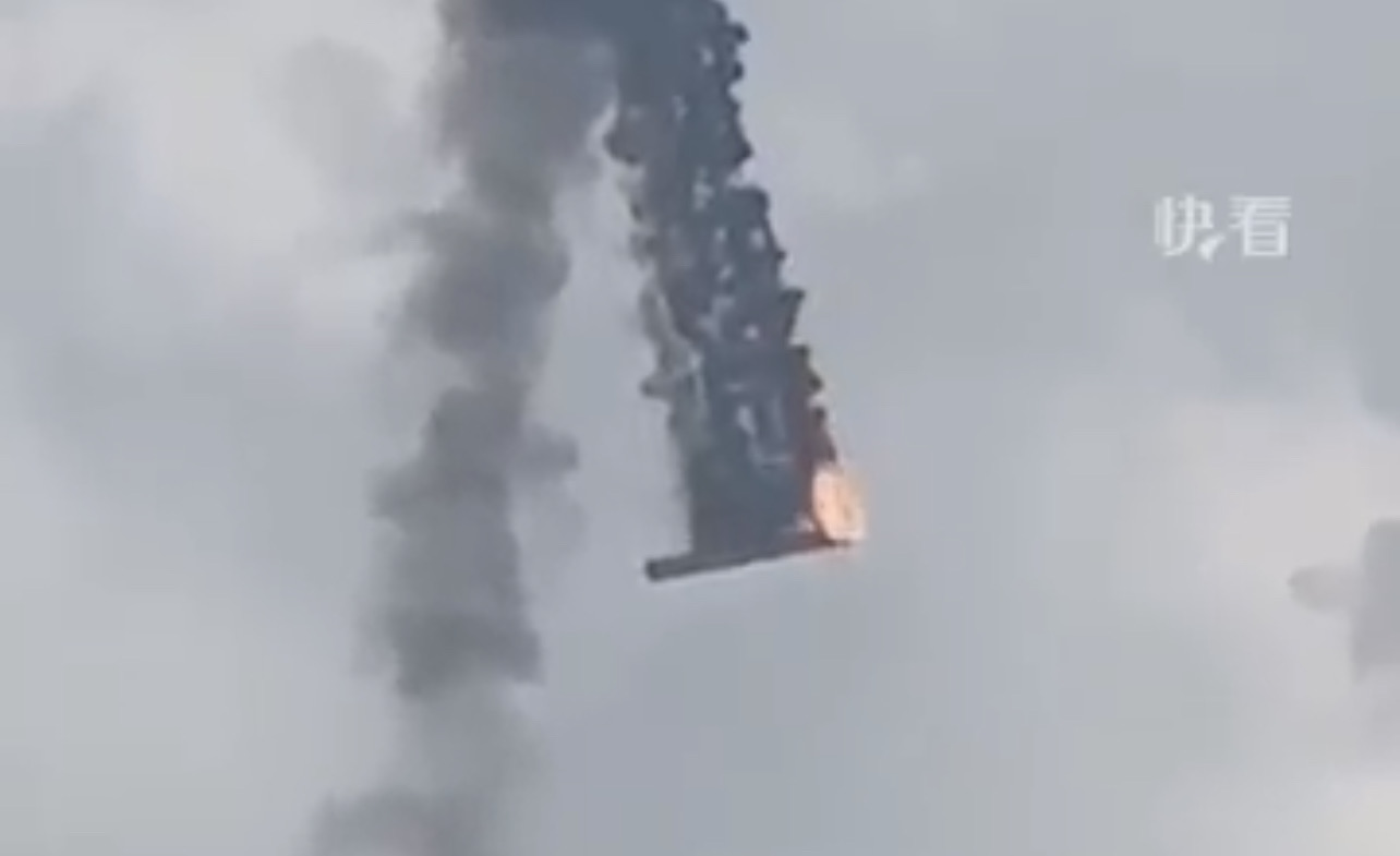 河南鞏義一具火箭發射殘骸從天空中快速掉落，並冒出黑煙。圖/截自澎湃新聞