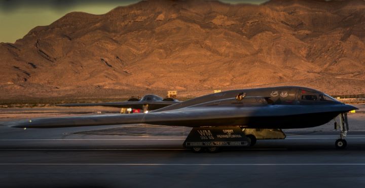 B-2曾參與美軍2025年6月對伊朗核設施的打擊行動，並能搭載重達約13.6噸的GBU-57巨型鑽地彈，用於攻擊深埋地下的強化目標。圖/取自US Air Force