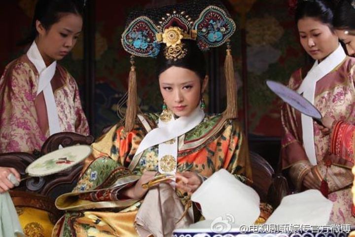  2022年疫情期間，電視台在YouTube推出24小時不間斷播出《甄嬛傳》，觀眾一邊追劇、一邊在聊天室留言互動，逐漸發展成為每年固定上演的「集體觀看儀式」。圖/取自甄嬛傳官博