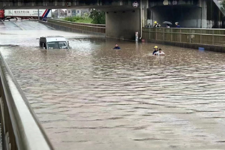 上海19日下午特大暴雨，導致楊浦區等多地大淹水。圖為楊浦區地下穿越道人車都被困。圖／取自微博