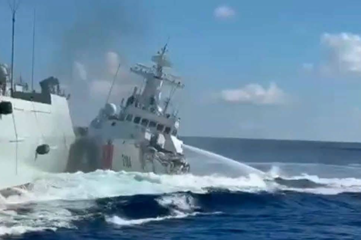 大陸一艘海警船日前在南海黃岩島東部海域追逐菲律賓巡邏艇時，與自家海軍軍艦052D相撞。圖／取自菲律賓海岸防衛隊
