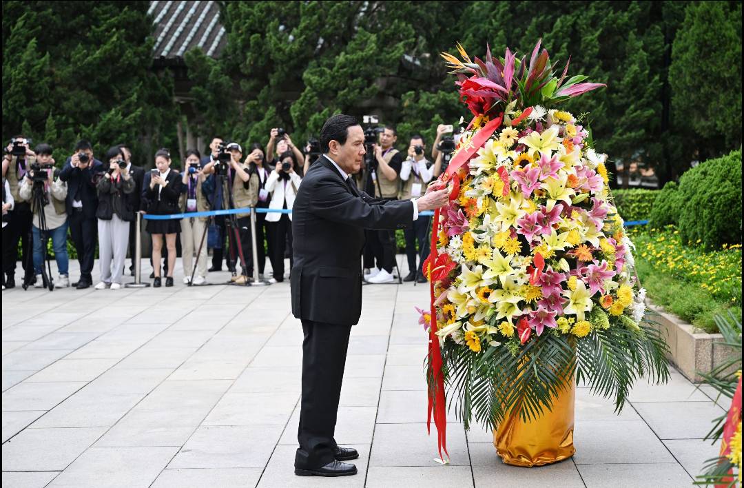 前總統馬英九今天（3日）上午瞻仰黃花崗72烈士陵園。圖/馬英九基金會提供