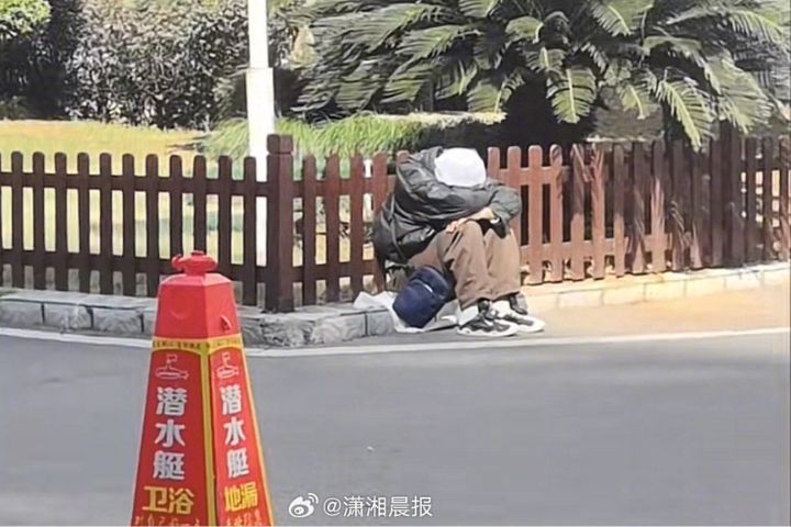 熊先生透露，母親此前在出租屋內，做出疑似輕生舉動，令房東十分驚恐。圖/取自瀟湘晨報微博