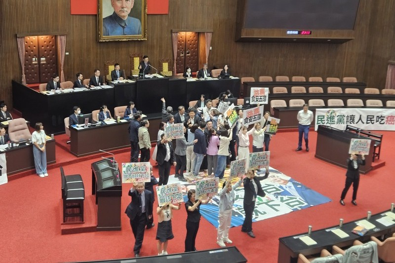 國民黨立委傅崐萁等多名國民黨、民眾黨立委14日占據質詢台，高喊「沒有食安沒有院長」、「卓榮泰下台、民進黨毒台」等口號，阻擋行政院長卓榮泰上台報告。圖/中央社