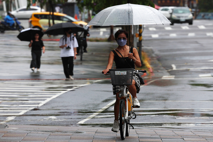 今天仍有殘留水氣，多地仍可能有短暫降雨。圖/取自中央社