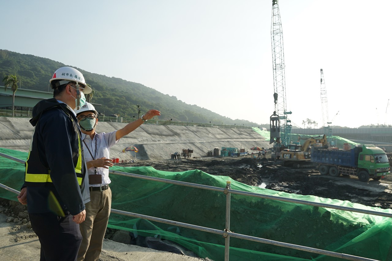 台積電高雄廠區26日整地時發現千磅未爆彈，軍方研判暫沒有安全疑慮並帶回未爆彈暫存庫房。圖為台積電高雄廠資深經理李明利（右）與高雄副市長羅達生（左）進入廠區視察施工進度。圖/取自高雄經發局網站