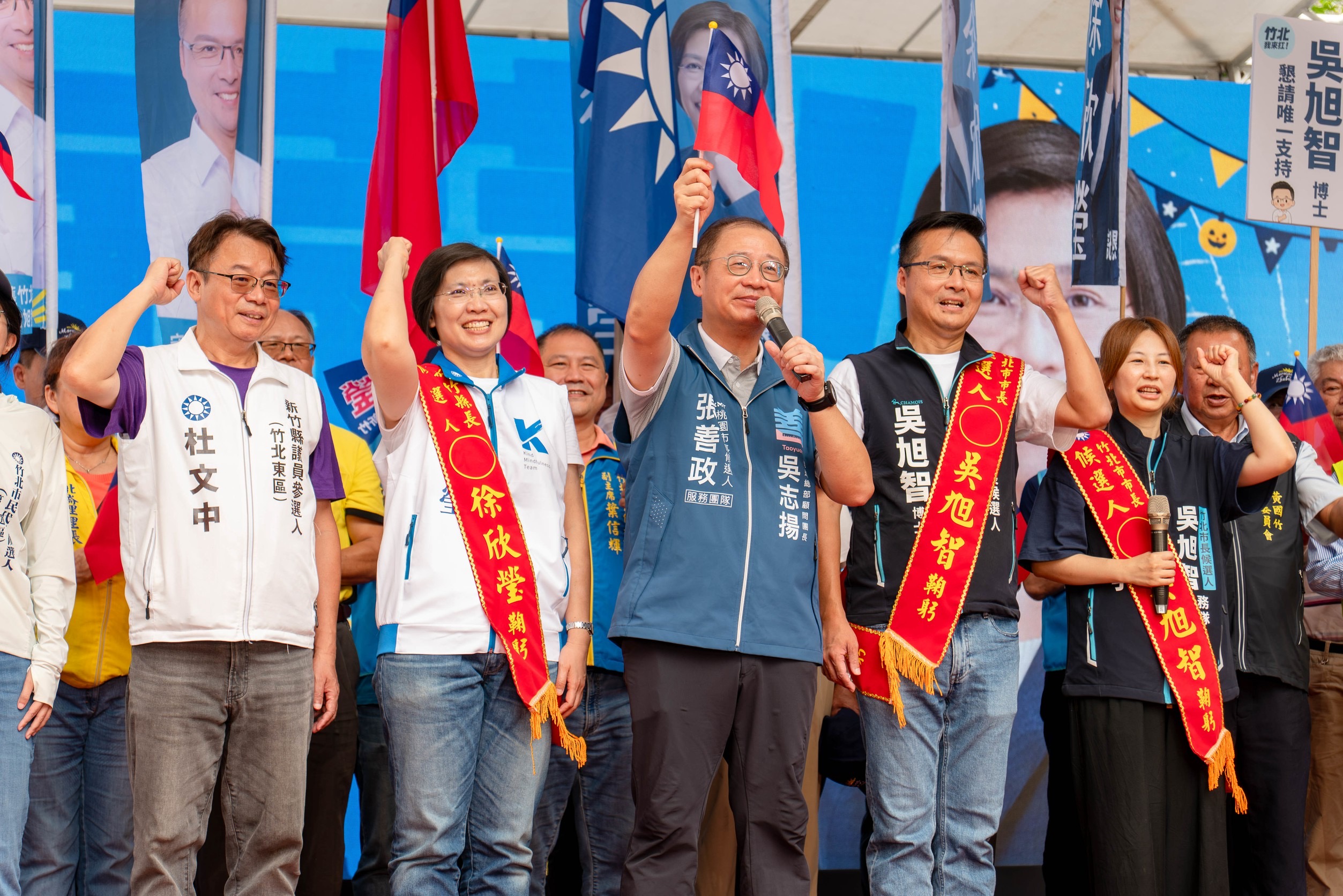 國民黨新竹縣長候選人徐欣瑩(左2)與竹北市長候選人吳旭智(左4)的聯合競總於25日成立。圖/徐欣瑩辦公室提供