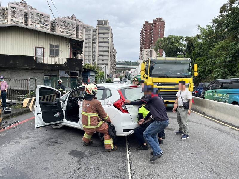 分心撿東西自撞電線桿 警消協力推車疏導交通