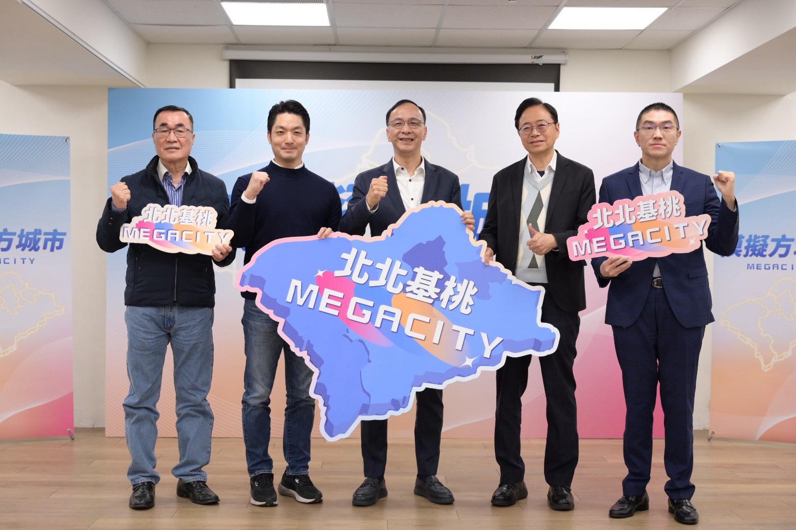 圖為桃園市長張善政（右２）參加由朱家軍舉辦之營隊的畫面。圖/取自凌濤臉書