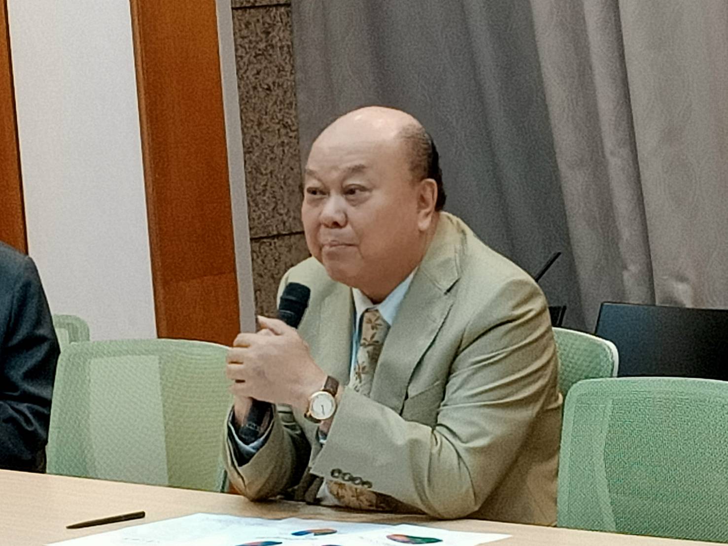 前立委李勝峯14日表示,關於統一的利弊得失,過去是禁區,是根本不能討論的,現在竟有逾5成受訪者認為應該主動談,這顯示台灣民意微妙轉變。圖/記者簡立欣攝