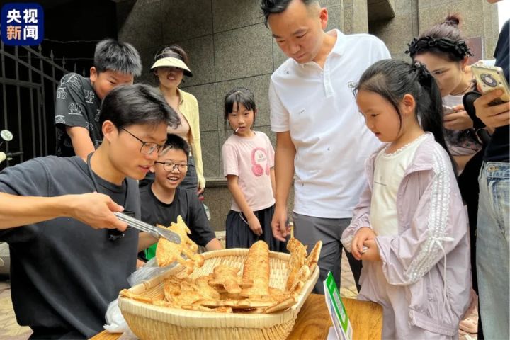 鄭州碩士賣創意燒餅  軍火到文物造型圈粉無數