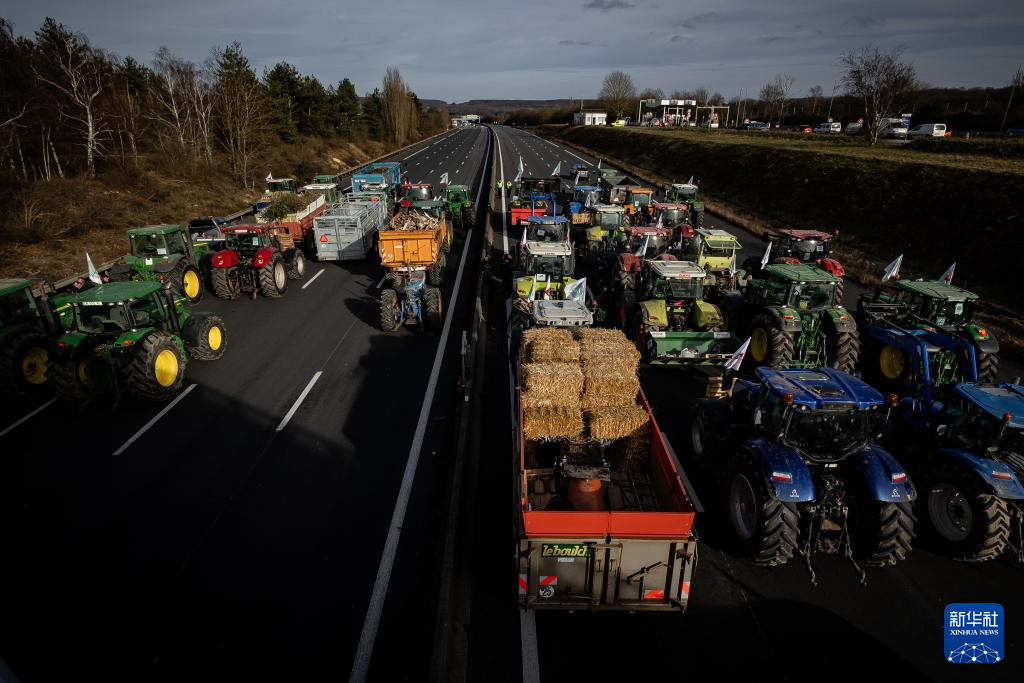 1月29日，在法國巴黎附近的高速公路，被農民開拖拉機圍堵。圖/取自新華社