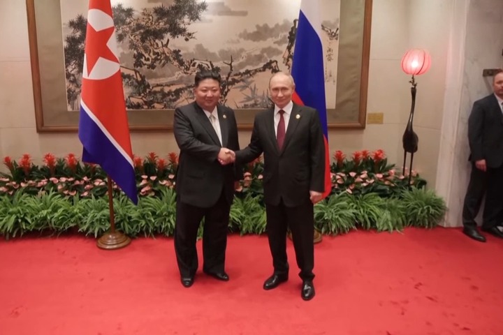 周二是俄羅斯總統普丁（右）73歲生日，北韓最高領導人金正恩（左）特別致函祝賀。資料照片/取自APT《YouTube》官方頻道