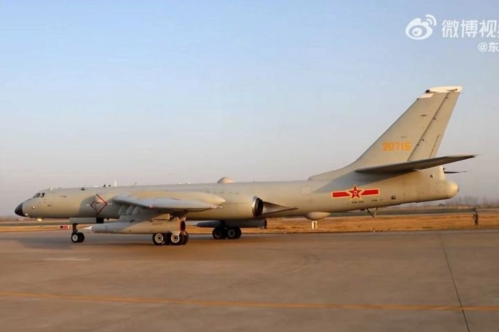 外界關注的KD-21空射彈道飛彈，若搭配轟-6K遠程轟炸機使用，可進一步擴大打擊範圍。圖/取自東部戰區微博