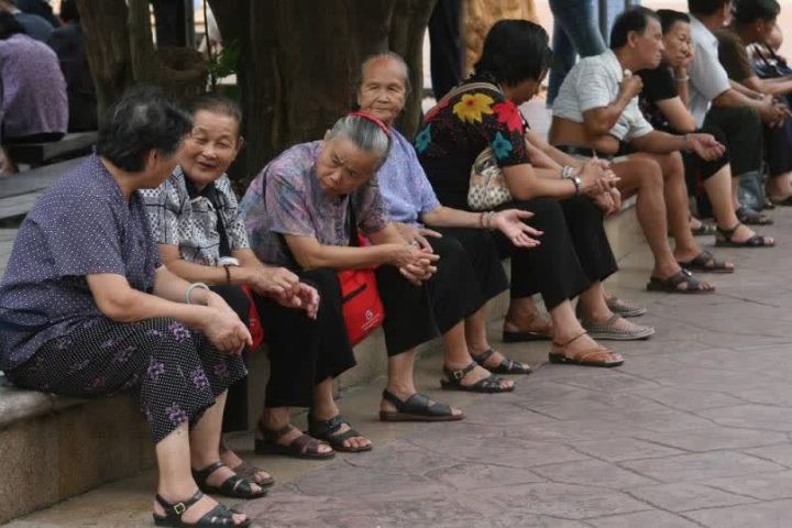  中國大陸國家統計局數據，2025年中國大陸65歲以上老年人口占比已首次高於0至14歲少兒人口。圖/取自新華網