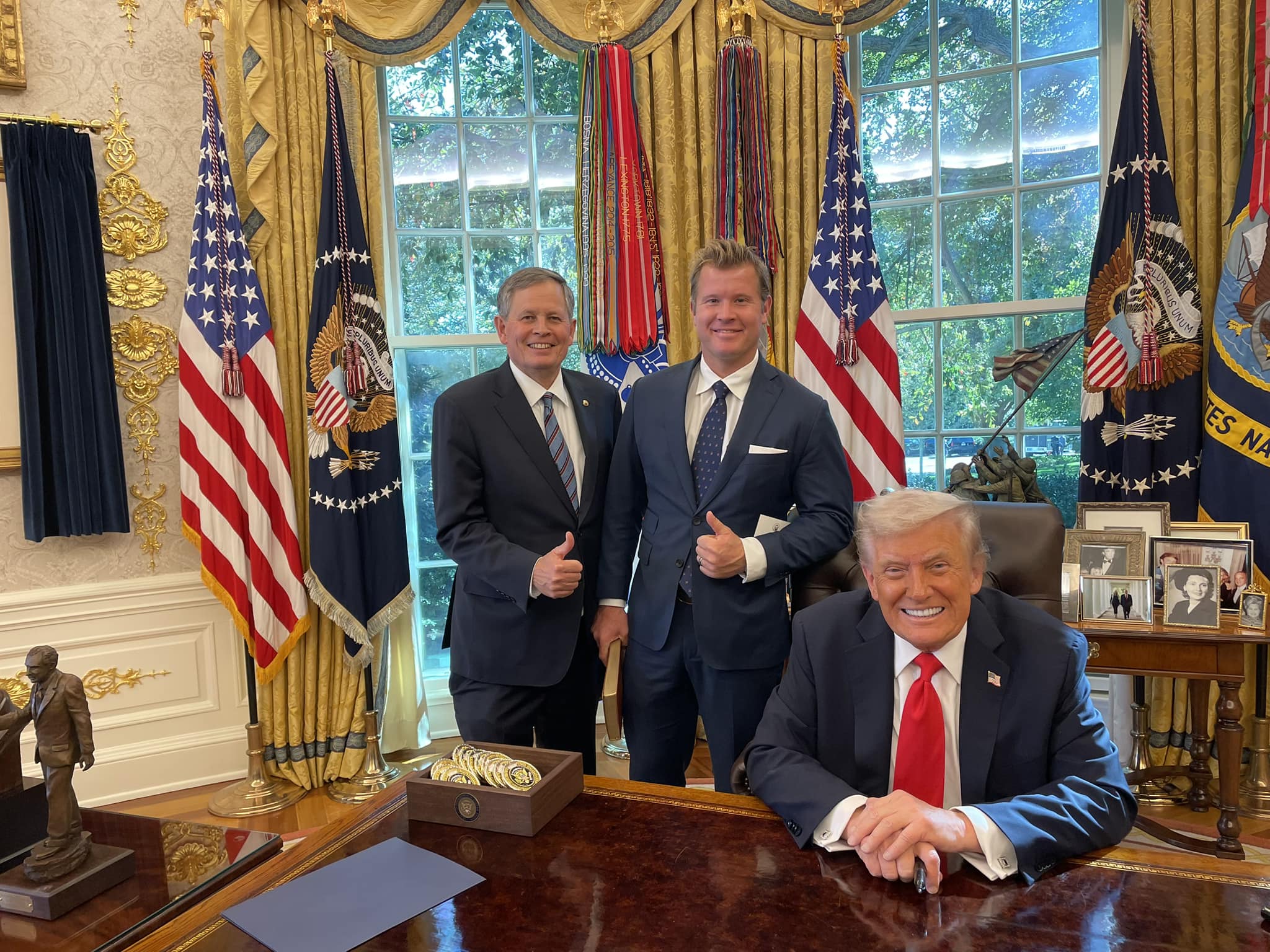 美國蒙大拿州共和黨參議員希利（中）是海豹突擊隊出身，亦是總統川普的盟友。不過對希利的抗議下如此重手，也令網民議論紛紛。圖／取自Tim Sheehy FB