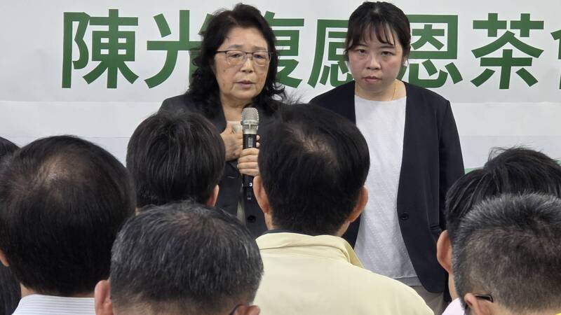 澎湖縣長陳光復妻子吳淑瑾(後左)與大女兒6日在「澎湖縣長陳光復感恩茶會」中表示,陳光復已醒來、會好起來,盼給他時間與空間療癒,一定能再回來打拚幸福澎湖。圖/中央社