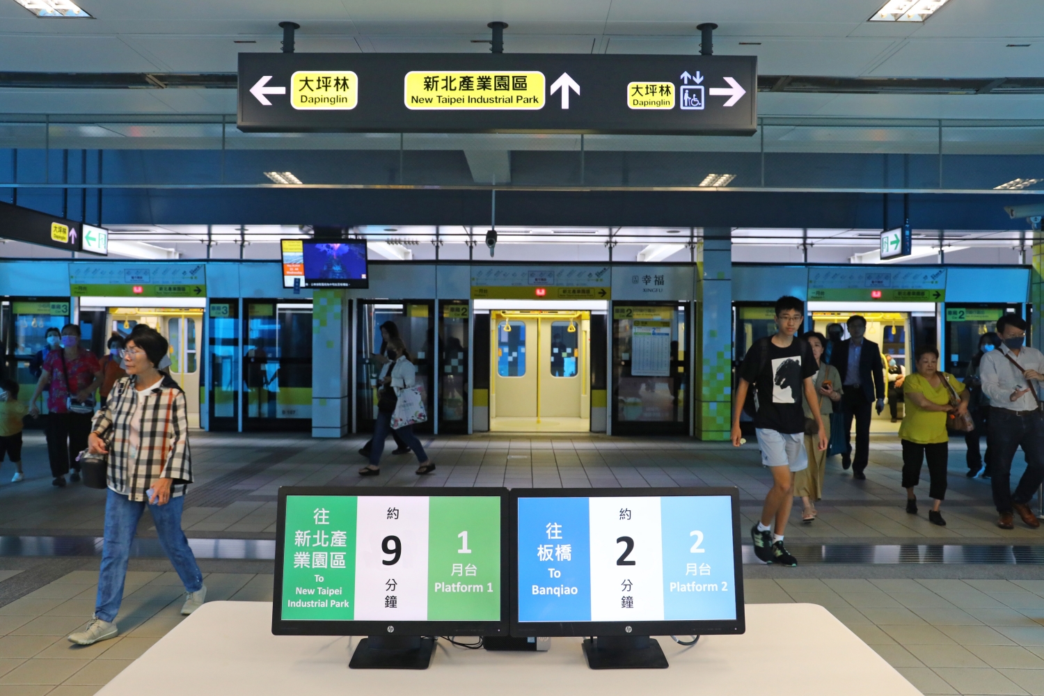 環狀線6月3日起將取消回送直達車，乘客可依列車進站倒數顯示螢幕確認要至哪個月台搭車。圖/新北捷運公司提供