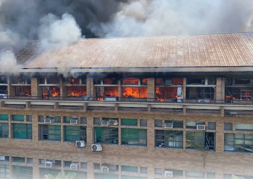 東華大學理工一館4樓實驗室昨日大地震之後就發生火災，燒一天一夜才燒完，但整棟大樓付之一炬。圖/取自Dcard