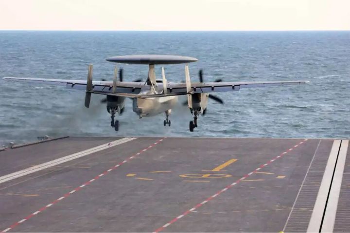 空警-600艦載預警機在海軍福建艦電磁彈射起飛。這是戰機離艦瞬間。圖/取自環球網