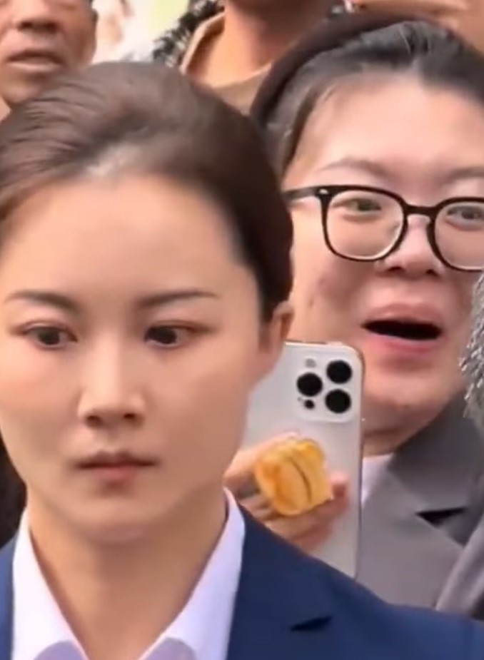 嚴月霞執勤時目光銳利、持續掃視周遭動態。圖/取自影片