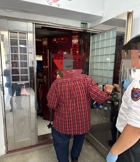 台北市士林分局文林派出所警員黃亭瑄，日前接獲通報有高齡長者跌倒受困於車道上，黃亭瑄立即火速趕赴現場救援，並協助返家。圖/文林派出所提供