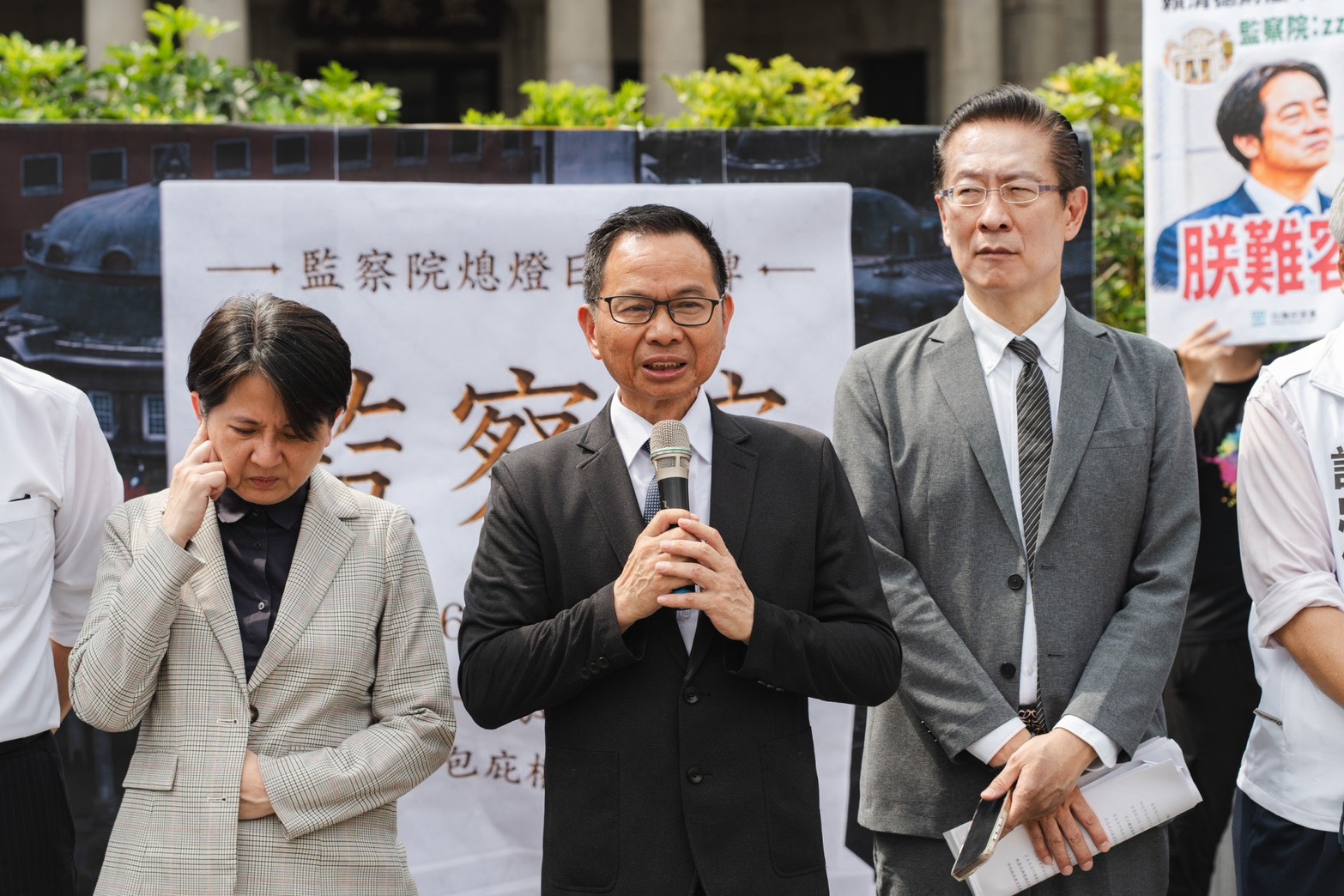 台灣民眾黨31日於監察院前舉行「監察院熄燈日」記者會,黨籍立委陳清龍、王安祥、邱慧洳、洪毓祥、蔡春綢、劉書彬,齊聲砲轟第六屆監察院「監察失靈、包庇權貴、監委失格」,圖為黨團總召陳清龍(中)發言畫面。圖/民眾黨提供