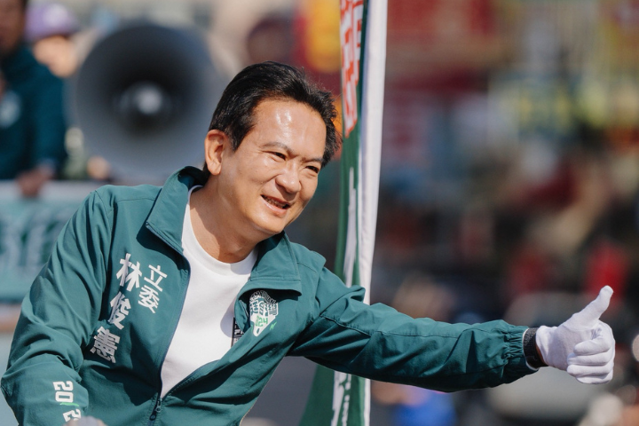 政治進入校園　學校獎品印「這綠委」名字　他傻眼：根本不想用