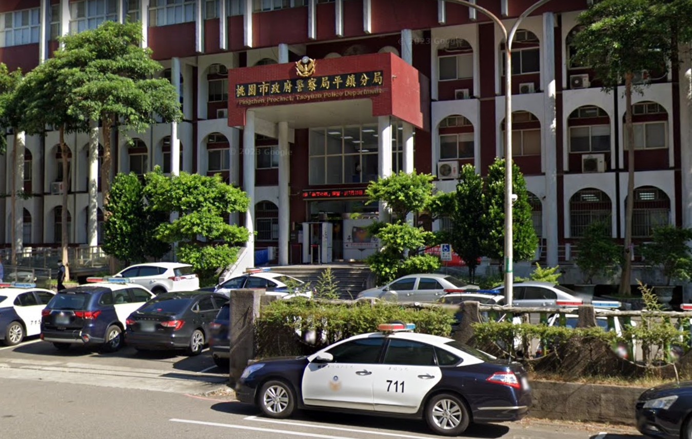 一對夫妻帶著2名小孩到桃園平鎮1旅館打工換宿，豈料2人竟喝可樂尋短，獨留一雙兒女在旁伴屍。圖/取自Google街景