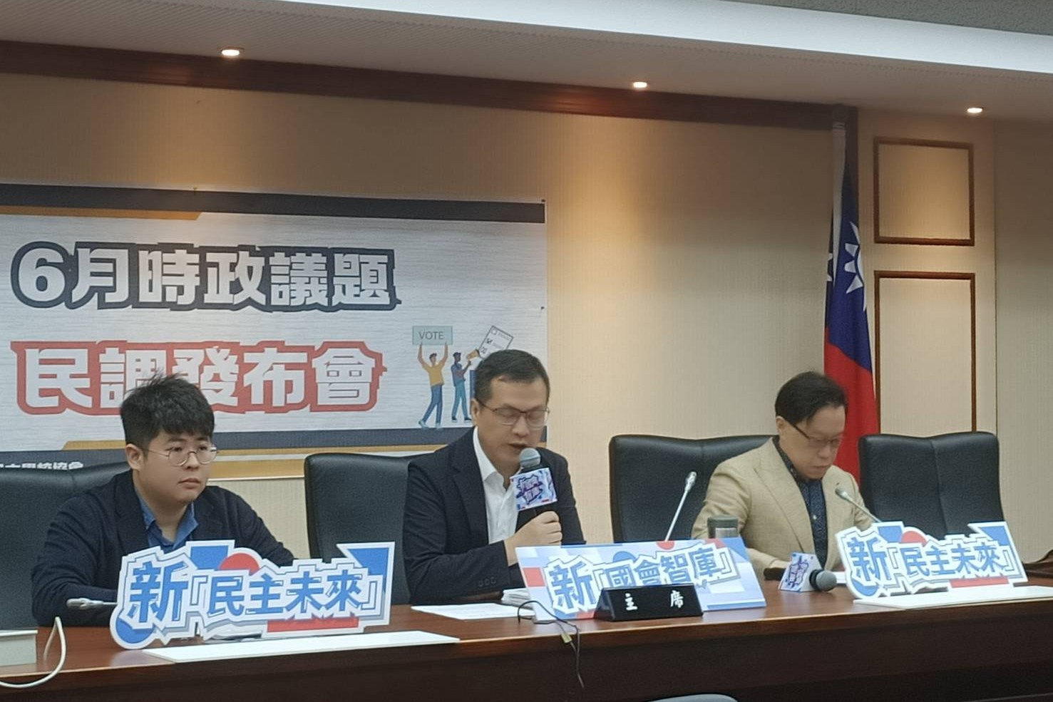 新國會智庫9日發布北市8個涉及大罷免投票的8個行政區民調結果。圖/記者簡立欣攝