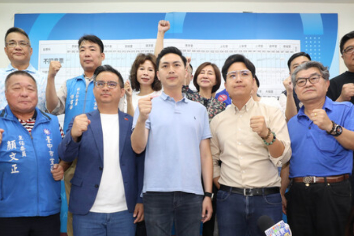 台中市長盧秀燕子弟兵藍委黃健豪（前左2起）、廖偉翔、羅廷瑋26日成功通關罷免危機。圖/中央社