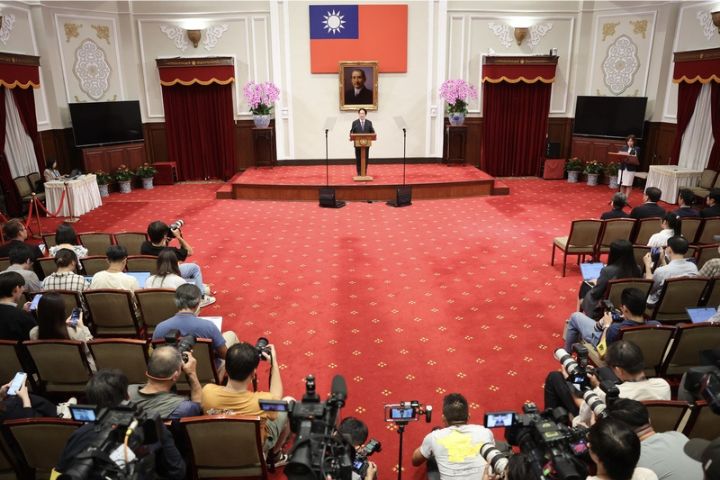 罷免案與核三延役公投結果底定，總統賴清德（後中）23日晚間發表公開談話。圖/中央社