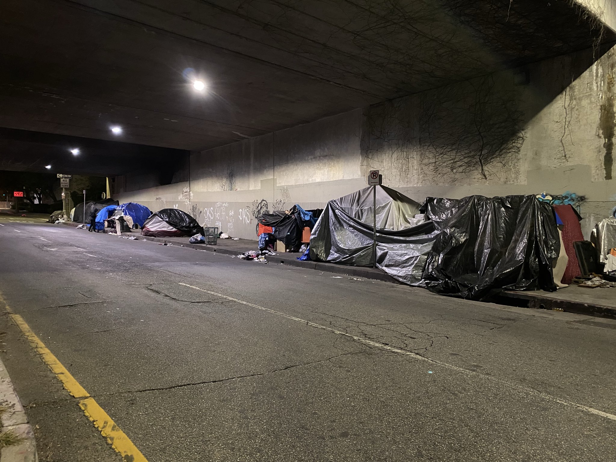 美國太多中產生活在「斬殺線」下，乃至一個意外就讓生活陷入危機。加州路旁不少帳蓬，很多人都有這樣的過往。圖／取自Tina Forte for Congress X