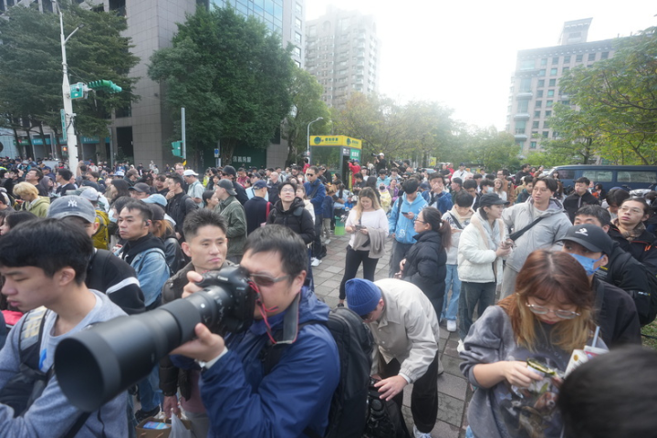 美國自由攀岩好手霍諾德25日將徒手攀登台北101大樓,吸引大批粉絲們到場觀看。圖/中央社