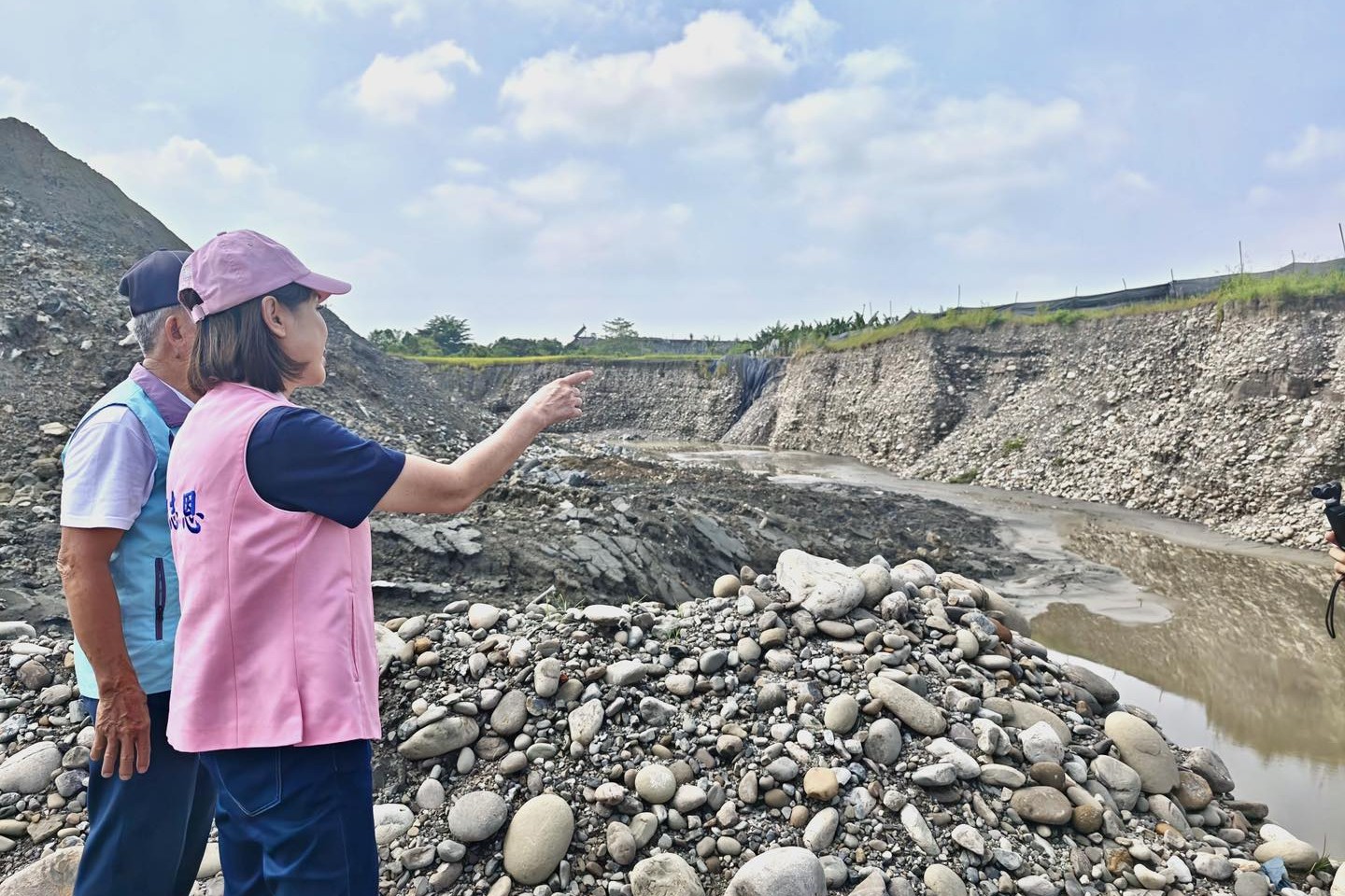 高雄光電廠「鬼剃頭」後又一樁！柯志恩爆美濃盜採土石案場宛如「大峽谷」