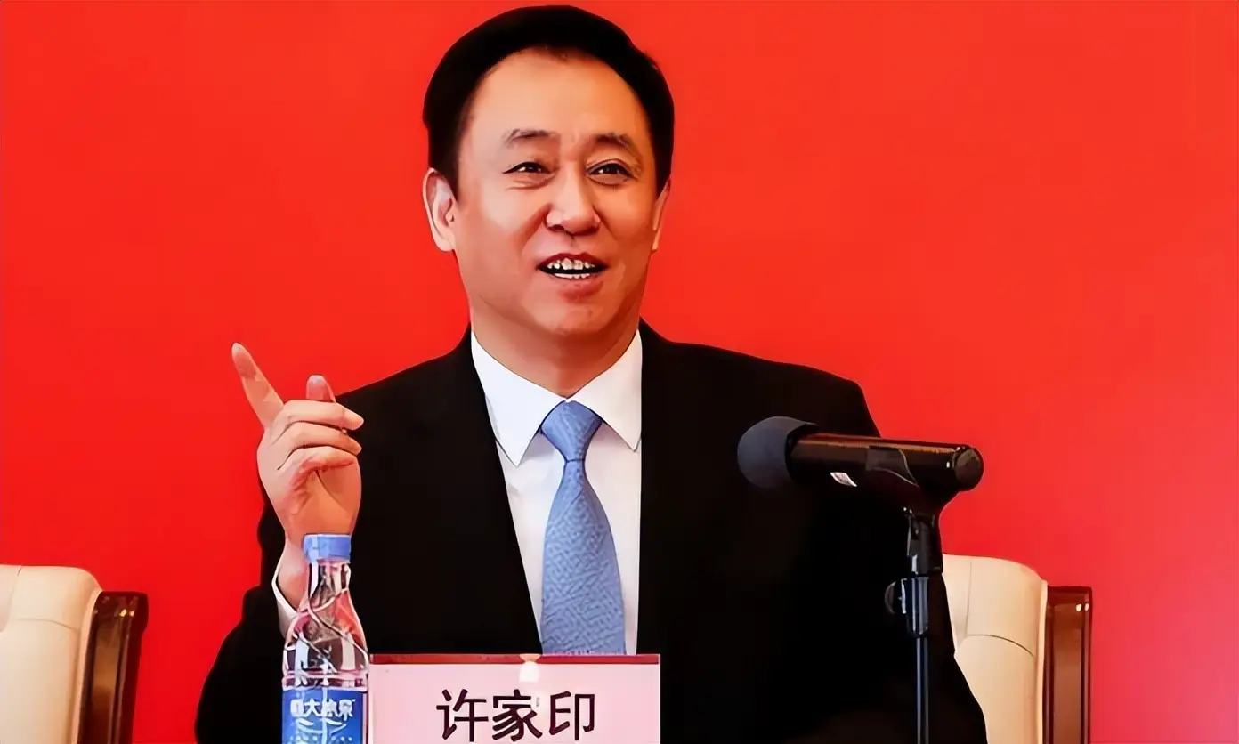 圖為2016年、2017年左右的許家印,不過十年光景,1958年生的許家印,如今已完全走了樣。圖/取自搜狐