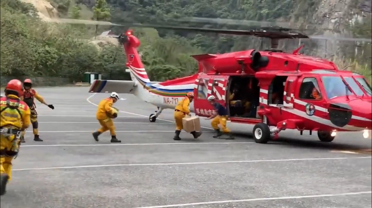 5日上午8點，天祥晶英酒店9名傷患被空勤直升機載運下山。圖/中央災害應變中心提供