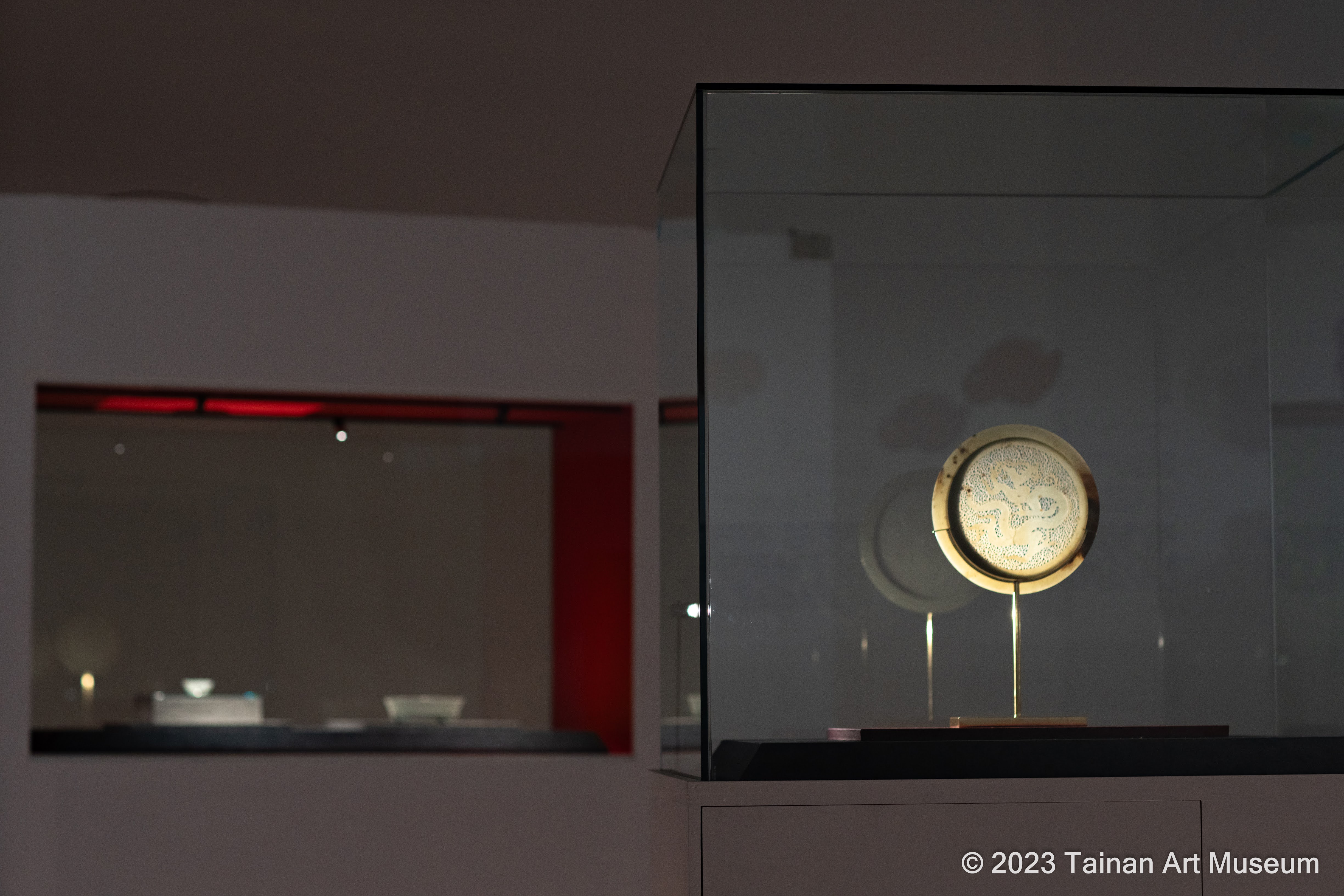 呼應2024金龍年，故宮國寶玉器〈遼至金 玉龍紋盤〉於南美館展出中。圖/南美館提供