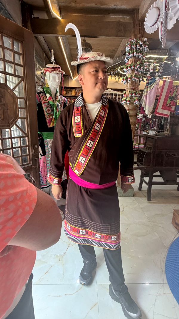  白馬人服飾上的動植物圖騰，以及頭戴插有白色羽毛的「沙嘎帽」，都承載著祖先崇敬生命、感恩自然的信仰。圖/記者陳素貞攝