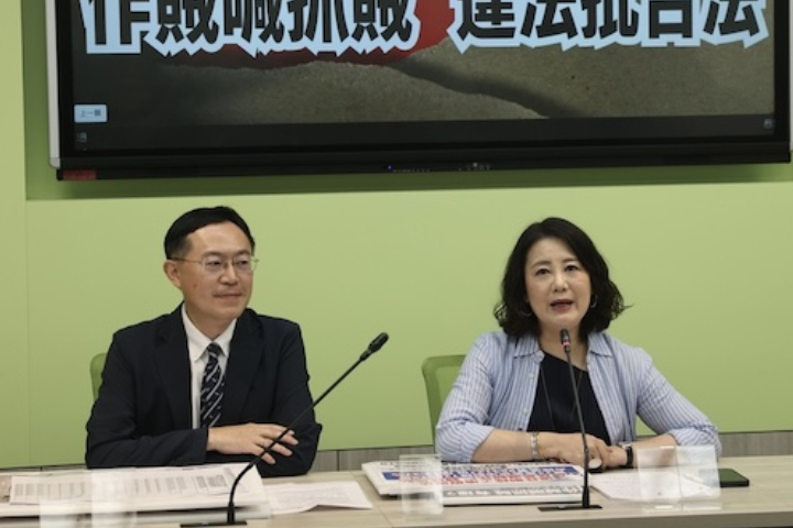 新北地檢署24日偵結新北市立委李坤城（左）等人的偽冒連署罷免案，圖為李坤城23日控訴，國民黨涉嫌集體偽造罷免連署書。圖／中央社
