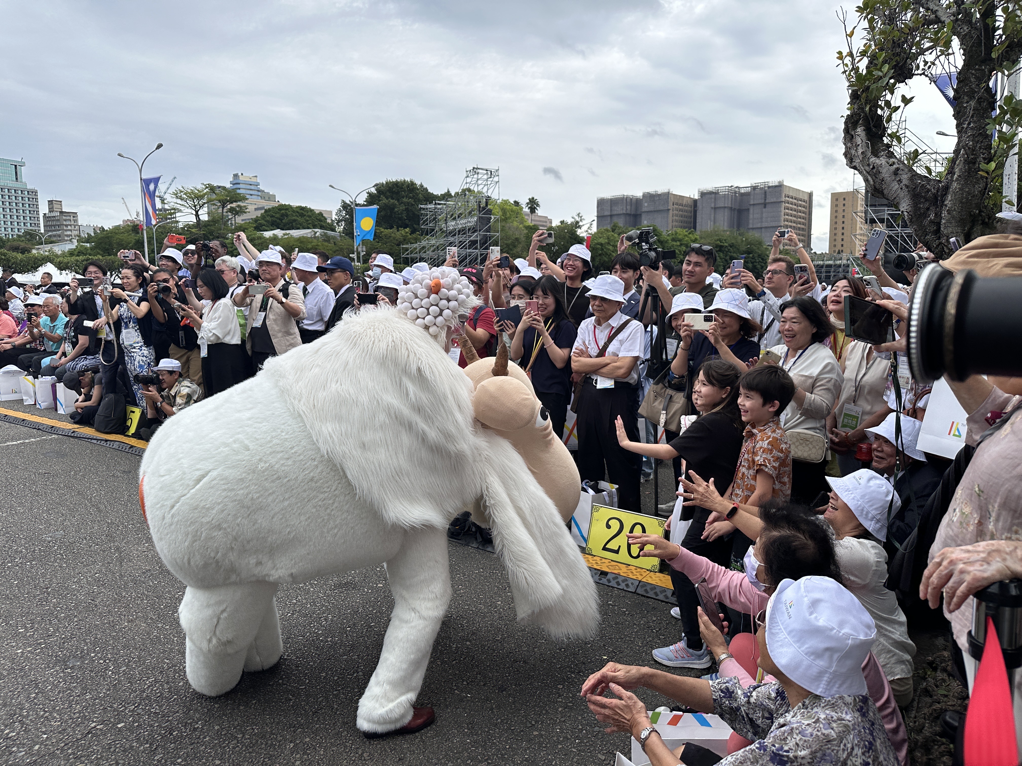 紙風車劇團共演奏了三首客家歌曲，「可愛客家話」、「夢想發泵」及「母親之歌」，與現場民眾同樂。圖/陳思豪攝