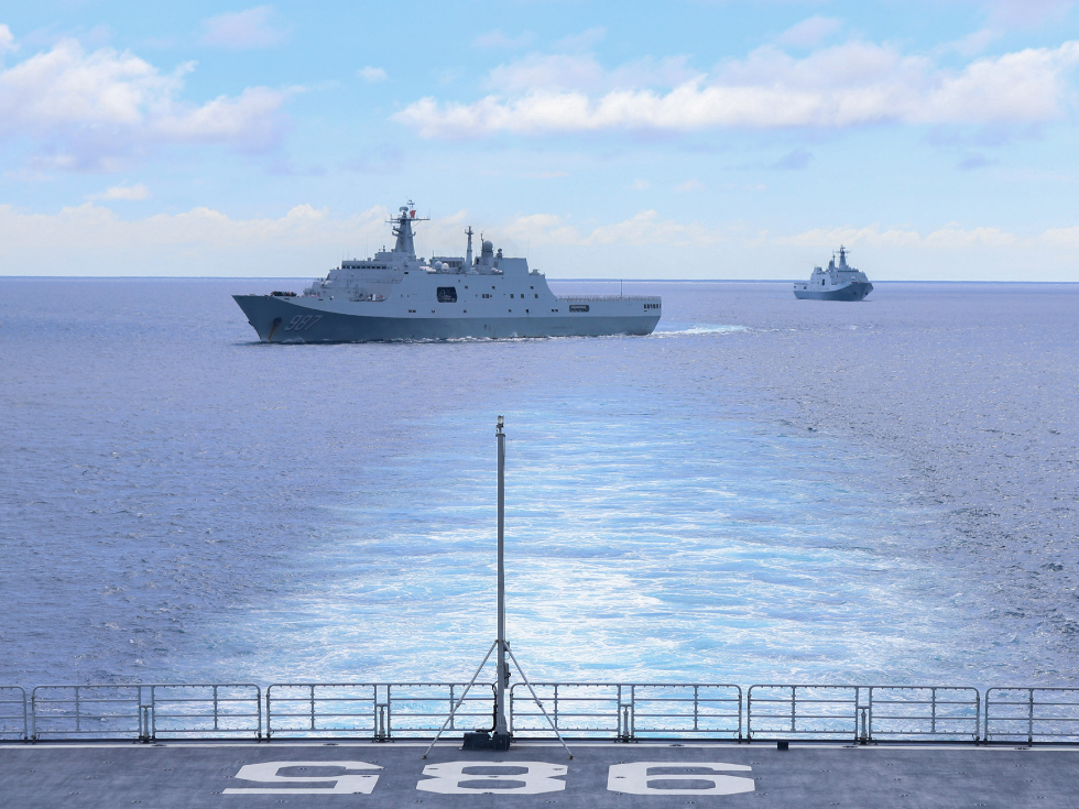 兩艘071登陸艦進入南海，準備應付可能的緊急狀況。圖／截自央視