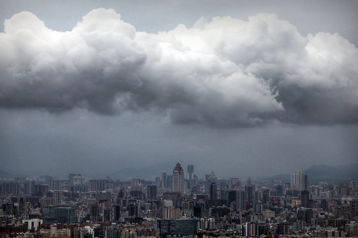 強颱山陀兒緩步北移各地風雨增大　暴風圈恐影響至周末