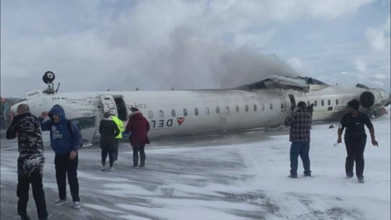 達美航空客機17日在加拿大多倫多皮爾遜機場降落時翻覆，機腹朝天停在積雪跑道上。圖/翻攝自WKYC Channel 3