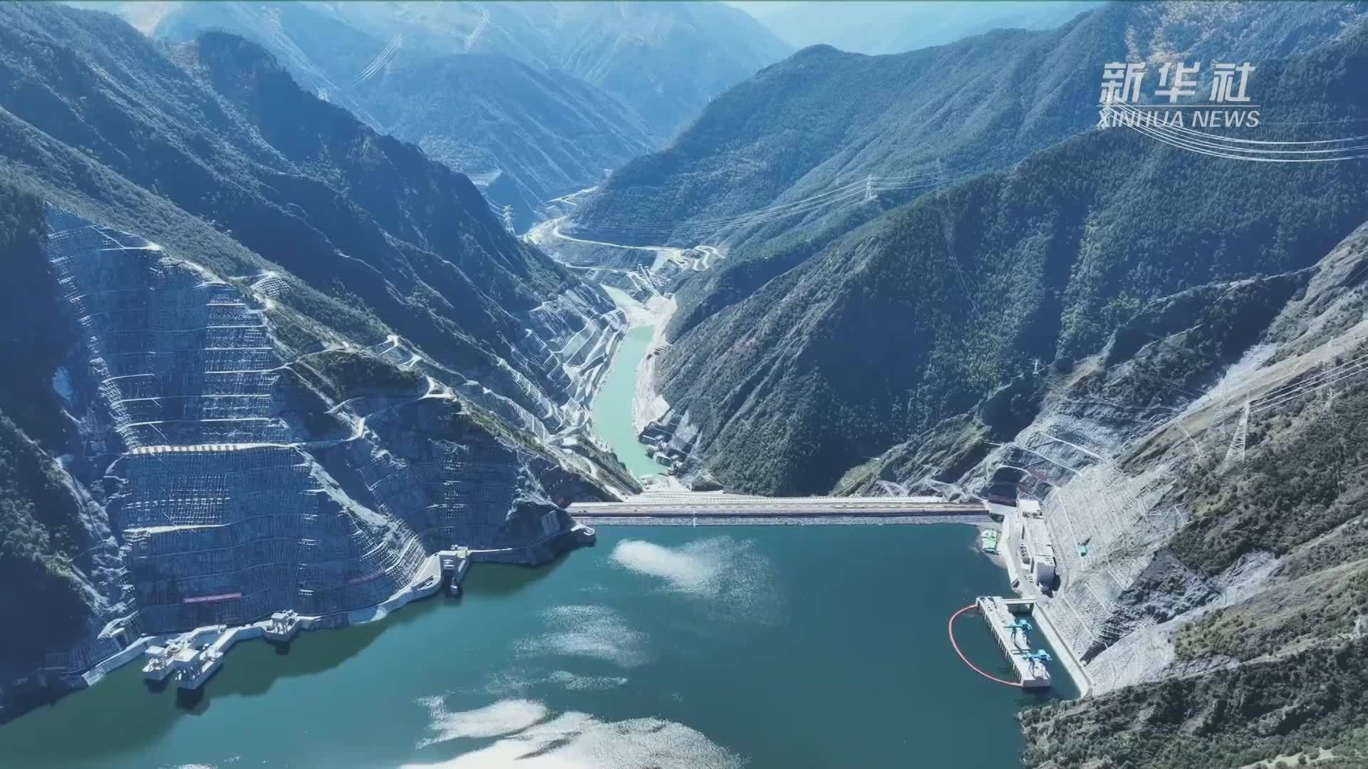 西藏去年的GDP增長7%，仍領跑全國，其中雅江水電站工程為其發力不少。圖／取自新華社